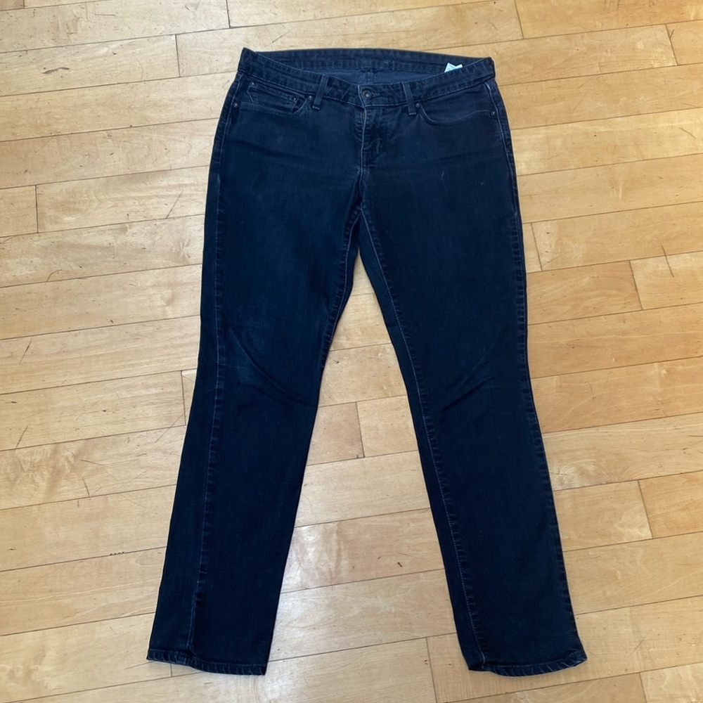 Black Levis 29 - 30, demi curve, straight leg